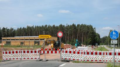 Bild: Wolfgang Steinbacher
Seit Wochen ist die Industriestraße bereits gesperrt. Und das bleibt vorerst auch so: Die Halle der Firma Freiraum wird an das Wasser- und Kanalisationsnetz angeschlossen.