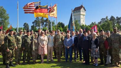 Bild: US-Armee, Public Affairs
(Im Bild, 1. Reihe von links:) Feldwebel d.R. Hans Rötzer, OTL d.R. Werner Gebhard, Command Sergeant Major (CSM) Jason Towns (16. SB), OTL d.R. Norbert Bücherl, LtCol Michelle Updike, Mary, Robert und LtCol Nicholas Gauvin, Heinz Schmidt, Dr. Dario Vidojković , Bürgermeister Uwe König, BSB-Bezirksvorsitzender Horst Embacher, Brigadekommandeur Col Matthew Alexander, Heidi und Gerhard Lindthaler, CSM Douglas Glover (18. CSSB).