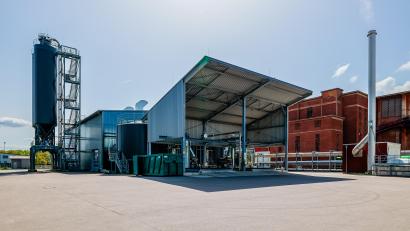 Archivbild: Hösamer
Die Klärschlammtrocknungsanlage in Schwandorf. Etwa dort wo jetzt das ziegelrote Gebäude (rechts) auf dem Nabaltec-Gelände steht, soll eine Monoverbrennungsanlage gebaut werden.
