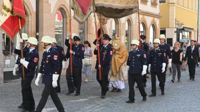 Bild: gf
Eine Ehrenformation der Feuerwehr der Stadt Amberg begleitete das Allerheiligte bei der Fronleichnamsprozession von St. Georg nach St. Martin und wieder zurück.