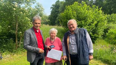 Bild: Linda Schwab
Zweiter Bürgermeister Josef Weinfurtner (v.l.), Frieda und Dieter Kreysler in ihrem Garten in Rieden.