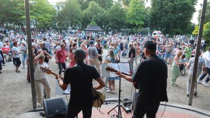 Bild: Kunz
Mehr als 2000 Besucher verfolgten das Konzert im Max-Reger-Park.