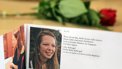 Archivbild: Wolfgang Steinbacher
Mit Fotos und einem Ringelnatz-Gedicht hatten sich Angehörige und Freunde von Sophia Lösche im Sommer 2018 bei einer bewegenden Trauerfeier von der ermordeten Studentin verabschiedet. Wegen eines Facebook-Posts eines AfD-Abgeordneten aus Baden-Württemberg hat Sophia Lösches Bruder Andreas jetzt den Politiker angezeigt, wirft ihm vor, das Andenken an seine Schwester zu verunglimpfen.