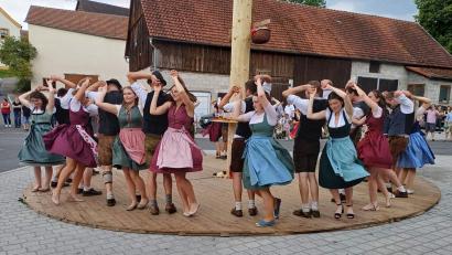 Bild: u
Traditioneller Höhepunkt der Krickelsdorfer Kirwa war das Austanzen des Kirwabaumes durch die 18 Kirwapaare.