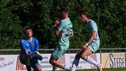 Bild: Jonas Loeffler
Kauerhofs Keeper Florian Sehr (links) verhindert in dieser Szene gerade noch den nächsten Treffer für die DJK Ammerthal.