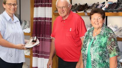 Bild: Thomas Dobler 
In Schwarzenfeld wird das Schuhhaus Eichmann bereits in der dritten Generation betrieben. Inhaberin Andrea Ritschel (links) und ihre Eltern Georg und Marianne Eichmann haben das Geschäft in die Moderne geführt.