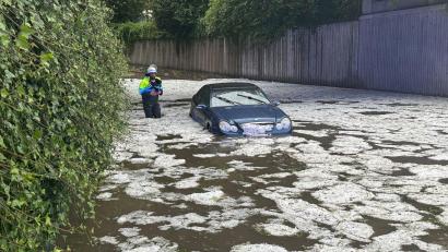 Symbolbild: Michael Breher/dpa
Unwetterschäden können teuer werden.