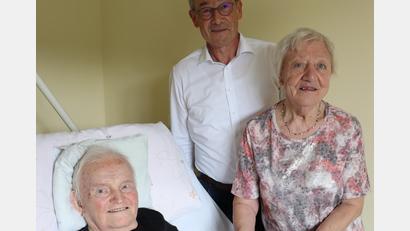 Bild: mrr
Josef (links) und Franziska Schön sind seit 60 Jahren verheiratet. Dazu gratulierte ihnen Riedens Bürgermeister Erwin Geitner.