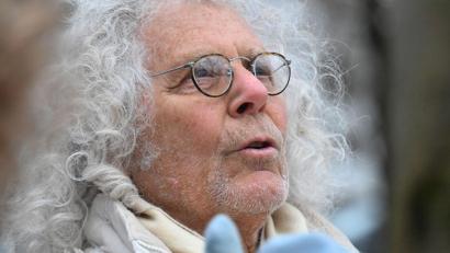 Archivbild: Felix Hörhager/dpa
Rainer Langhans, Ikone der 68er-Bewegung, setzt sich mit dem Sterben auseinander.