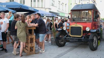 Archivbild: Hirsch
Ein nostalgischer Getränkewagen war beim Bürgerfest vor zwei Jahren ein Hingucker in der Friedrich-Ebert-Straße.