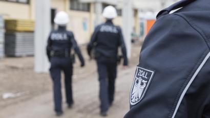 Symbolbild: Bildungs- und Wissenschaftszentrum der Bundesfinanzverwaltung
An den bundesweiten Zollkontrollen auf Baustellen beteiligte sich auch das Hauptzollamt Regensburg mit 72 Einsatzkräften.