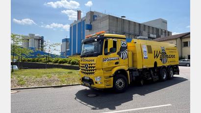 Bild: ZMS, Franz Grabinger/exb
Maschine unterwegs: Die Verkehrsflächen auf dem Müllkraftwerks-Gelände in Schwandorf-Dachelhofen werden mindestens einmal in der Woche gekehrt.