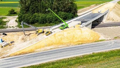 Bild: Wolfgang Erhart
Die Erdarbeiten für die An- und Abfahrten zur Bahnüberführung an der Staatsstraße 2177 sind voll im Gange. Ab Montag wird die Straße komplett gesperrt und der Verlauf der Straßenführung der Planung angepasst. Die Bauphase wird bis in den Herbst 2025 andauern.