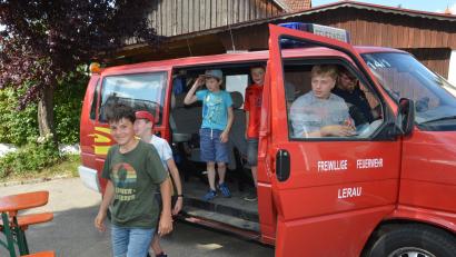 Bild: dob
Mit dem Feuerwehrauto wurden Kinder durch die Fluren kutschiert. Dafür stellte die Feuerwehr Lerau ihren Mannschaftstransporter zur Verfügung.