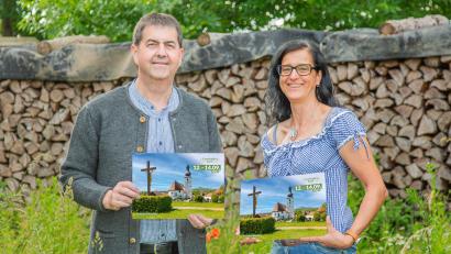 Bild: Hans Walter
Stellten gemeinsam die neue Postkarte vor: Arno Stahl und Tanja Steinkohl vom Festausschuss.