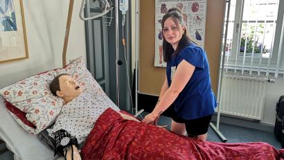 Bild: lnz
Natalie Hecht absolviert eine Teilzeitausbildung zur Pflegefachfrau. Das Bild zeigt sie an einem Bett mit einer Pflegepuppe in den Räumen der Berufsfachschule für Pflege am BBZ in Erbendorf.