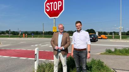 Bild: Andreas Hofmeister/Stadt Schwandorf
Oberbürgermeister Andreas Feller (links) machte sich gemeinsam mit Stefan 
Schamberger (Leiter Amt für Sicherheit, Ordnung und Personal) vor Ort ein Bild von den 
zusätzlichen Maßnahmen an der Unfallkreuzung.