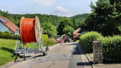 Bild: ds
In der Rupprechtsteiner Straße sind die Glasfaser-Verlegearbeiten bereits voll im Gange.