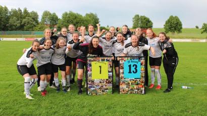Bild: Margarita Barseghyan
Die Fußballerinnen des SV Neusorg schlossen die Aufstiegssaison in der Landesliga Nord mit dem Klassenerhalt erfolgreich ab. In der kommenden Spielzeit werden Torhüterin Laura Pausch (Nummer 1) und Verteidigerin Nadine Bayer (Nummer 13) nicht mehr dabei sein. Beide verabschieden sich in den Ruhestand.