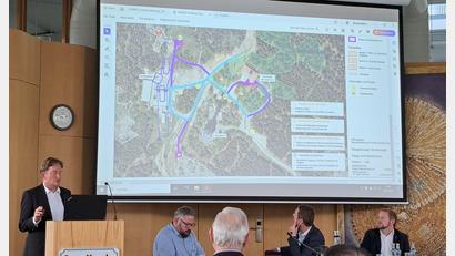 Archivbild: Udo Bartsch/fph
Landschaftsarchitekt Stefan Weidenhammer (links) stellte dem Kreistag im September 2024 das Besucherlenkungskonzept für den Ochsenkopfgipfel vor. Die Pläne werden umgesetzt – trotz Sparkurs beim Landkreis.