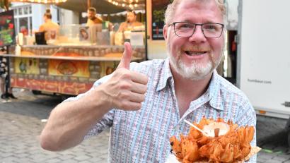 Bild: Petra Hartl
Diesem Herren hier schmeckte das Essen am Altstadtfest in Amberg 2024 sichtlich. Er findet bestimmt auch heuer wieder den für ihn richtigen Leckerbissen.