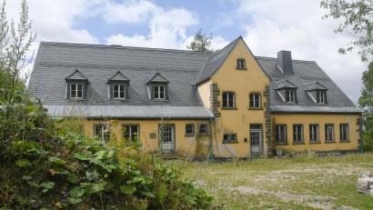 Bild: Gabi Schönberger
Die Rückseite des DeSt-Gebäudes in Flossenbürg. Hier wird es ab dem 25. Juni ein Pop-up-Kino geben.