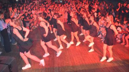 Bild: jr
Einen umjubelten Auftritt legten 13 der 22 Festdamen der Münchenreuther Feuerwehr mit einer Showtanzeinlage hin, spätestens da stand das ganze Festzelt.