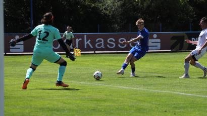 Bild: war
Johannes Janker trifft hier zum 1:0 des SV Etzenricht gegen den oberfränkischen Bezirksligameister FC Vorwärts Röslau
