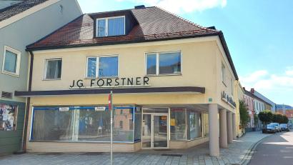 Bild: lg
Das Forstner-Haus, ein prägendes Gebäude am Oberviechtacher Marktplatz, hat einen neuen Eigentümer gefunden.