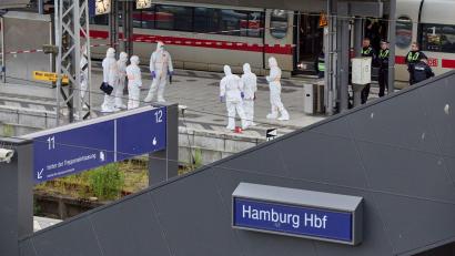 Bild: Georg Wendt/dpa
Bei dem Messerangriff vom 23. Mai 2025 wurden nach jüngsten Angaben der Staatsanwaltschaft 19 Menschen im Hamburger Hauptbahnhof verletzt. (Archivbild)