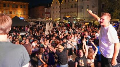 Bild: Petra Hartl
Das ist das, was die Amberger an ihrem Altstadtfest so mögen: Die Stimmung ist perfekt. Wie hier am Marktplatz bei der Partyband MAXXX.