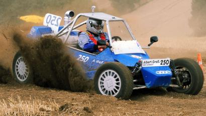 Archivbild: gf
Beim Auto-Cross-Slalom wird viel Staub aufgewirbelt.