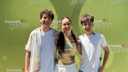 Bild: Tobias Bauer
Dieses Foto schickten Moritz (links), Veronika und Xaver per Whatsapp. Ihr Auftritt im ZDF-Fernsehgarten war da erst kurz vorbei.
