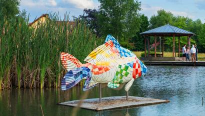 Bild: Stadt Kemnath
Zum Verweilen lädt der Seeleitenpark mit der Seeterrasse am Stadtweiher ein.