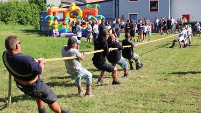 Bild: mrr
Die "Spontis" um Josef Meier (links) setzten sich beim Tauziehturnier der Feuerwehr Vilshofen gegen fünf andere Teams klar durch.