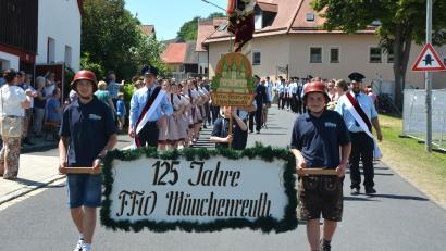 Bild: jr
Ein stattlicher Festzug bewegte sich am Sonntagnachmittag durch Münchenreuth.