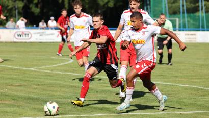 Bild: Dieter Jäschke
SC-Neuzugang Torsten Hofbauer (links) versucht sich im Zweikampf mit einem Jahn-Akteur zu behaupten.