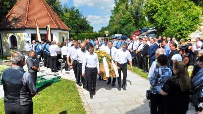 Bild: whü
Familienangehörige, Freunde, Vereinsmitglieder, Gemeinderäte und Weggefährten aus der ganzen Region versammelten sich auf dem Friedhof in Haidenaab, um ihm die letzte Ehre zu erweisen – mit bewegenden Worten, tiefem Respekt und sichtbarer Dankbarkeit.