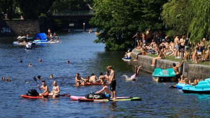 Bild: Christian Charisius/dpa
Die hohen Temperaturen werden auch am Sonntag viele Menschen ans Wasser ziehen.