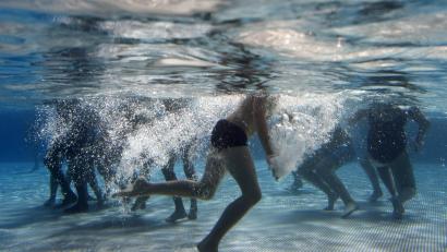 Symbolbild: Emily Wabitsch /dpa
Im Freibad in Hof haben zwei junge Männer ein Mädchen (12) belästigt.