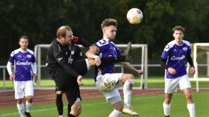 Bild: mhs
Tom Bayerl (Zweiter von links) und der 1. FC Schwarzenfeld erwarten am Dienstag (18.30 Uhr) den Bayernligisten DJK Gebenbach.