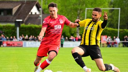 Archivbild: Thomas Schrems
Luca Foti (links) und der TSV Waldershof absolvieren am kommenden Sonntag das erste Testspiel gegen den FC Tirschenreuth um Anthony Hofweller.