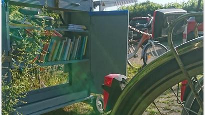 Bild: Anya Rüger
Einen öffentlichen Bücherschrank in Form eines Fahrradanhängers gibt es jetzt bei den Fahrradstellplätzen am Weidener Bahnhof.