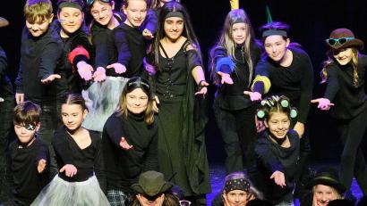 Bild: DJDS AMBERG
Schon bei der Auftaktveranstaltung der Amberger Schultheatertage im Februar überzeugten die Schülerinnen und Schüler der Musicalklasse des Max-Reger-Gymnasiums mit ihrem Schwung und Charme. Nun gibt es das ganze Musical zu sehen: "Peter Pan. Der Junge, der nie erwachsen wird", am Donnerstag, 26. Juni, um 19 Uhr im Multifunktionsraum des MRG.