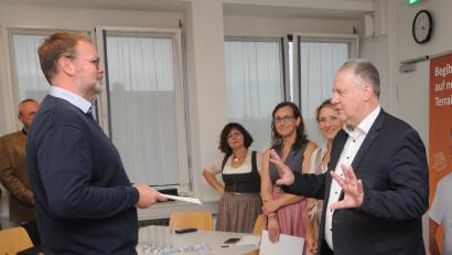 Bild: Joachim Gebhardt
Im Oktober 2023 händigten Landrat Richard Reisinger, vhs-Leiterin Claudia Mai und AOVE-Geschäftsführerin Katja Stiegler (von rechts) die ersten Zertifikate an die Heimat- und Kulturführer aus.