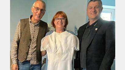 Bild: Dietmar Schaller
Das Brautkleid gibt es noch, da staunt auch Bürgermeister Dietmar Schaller (Rechts). Martin und Agnes Günter freuen sich über die Glückwünsche zur Goldenen Hochzeit.