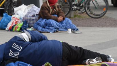 Symbolbild: Holger Hollemann/dpa
Damit es nicht soweit kommt, dass wohnungslose Menschen auf der Straße landen: Die Kreis-Caritas bietet ihre Hilfe an.