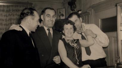Bild: Archiv DJK Neukirchen 
Die Gründerväter im Fasching (ca. 1950): Erhard Schriml, Hans Geibig mit Ehefrau Emilie und Franz Neumann (von links).