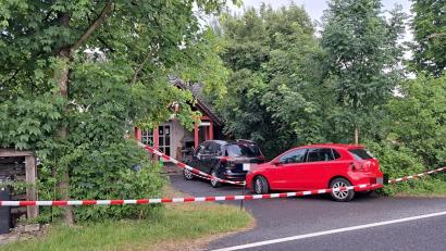 Bild: msh
Der Jugendtreff in Altendorf bei Pressath ist auch am Montag noch abgesperrt. Am Samstag ist dort ein Streit zwischen Jugendlichen und jungen Erwachsenen eskaliert. Ein 17-Jähriger erlitt durch einen Messerangriff schwere Verletzungen.