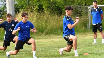 Bild: Büttner
Kräftigungsübungen gehören auch dazu - unter dem strengen Blick von Trainer Michael Riester (rechts) starteten die Spieler der SpVgg SV Weiden am Montagabend in die Saisonvorbereitung.